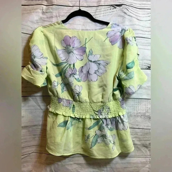 Rabbit rose V-neck, short sleeve, silky blouse - Picture 5 of 5